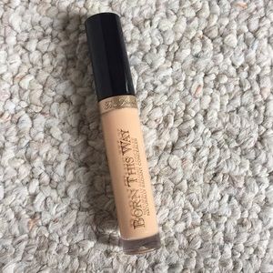 Two faces born this way concealer in Light Medium